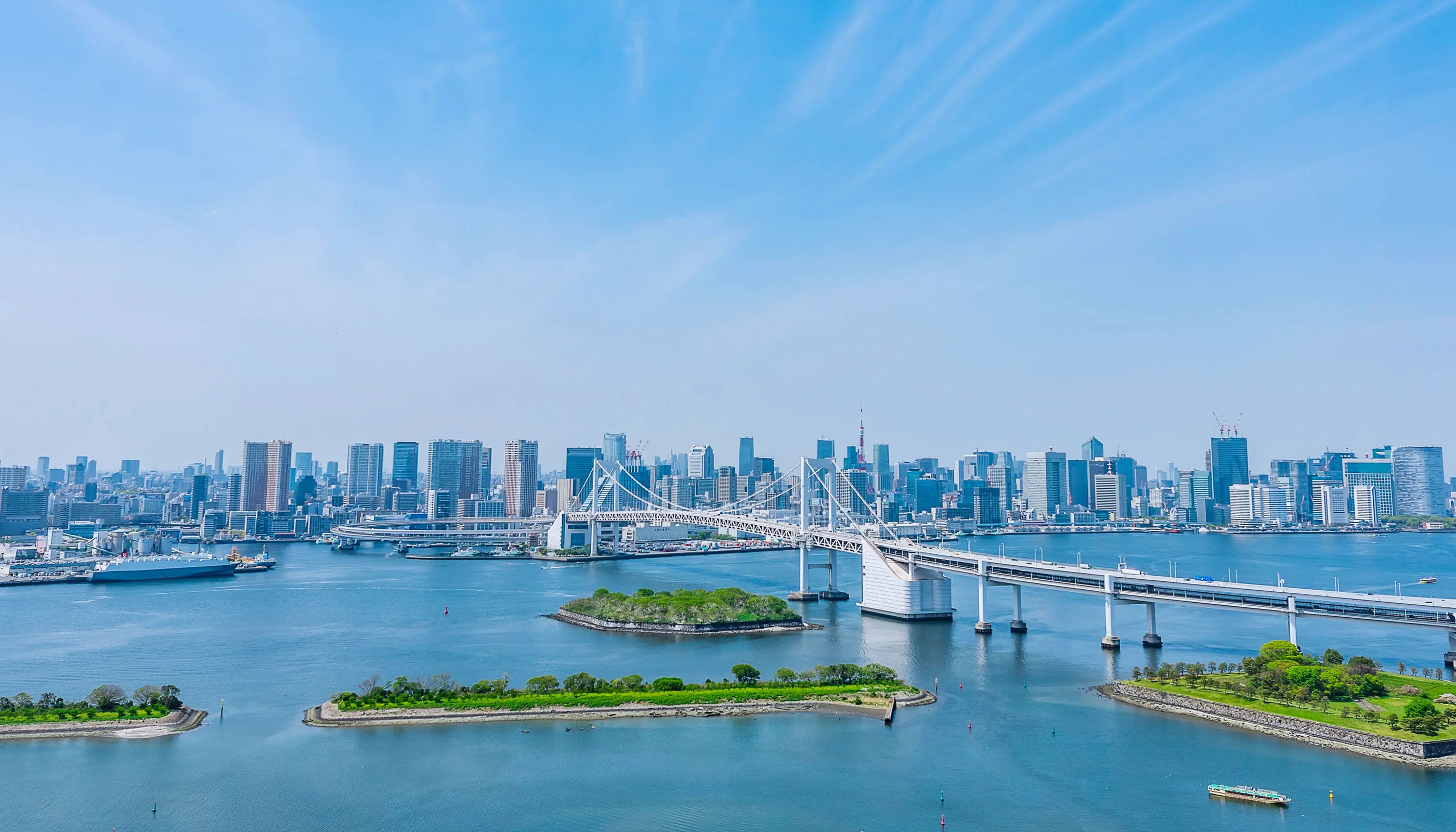 風にそびえる都の象徴も