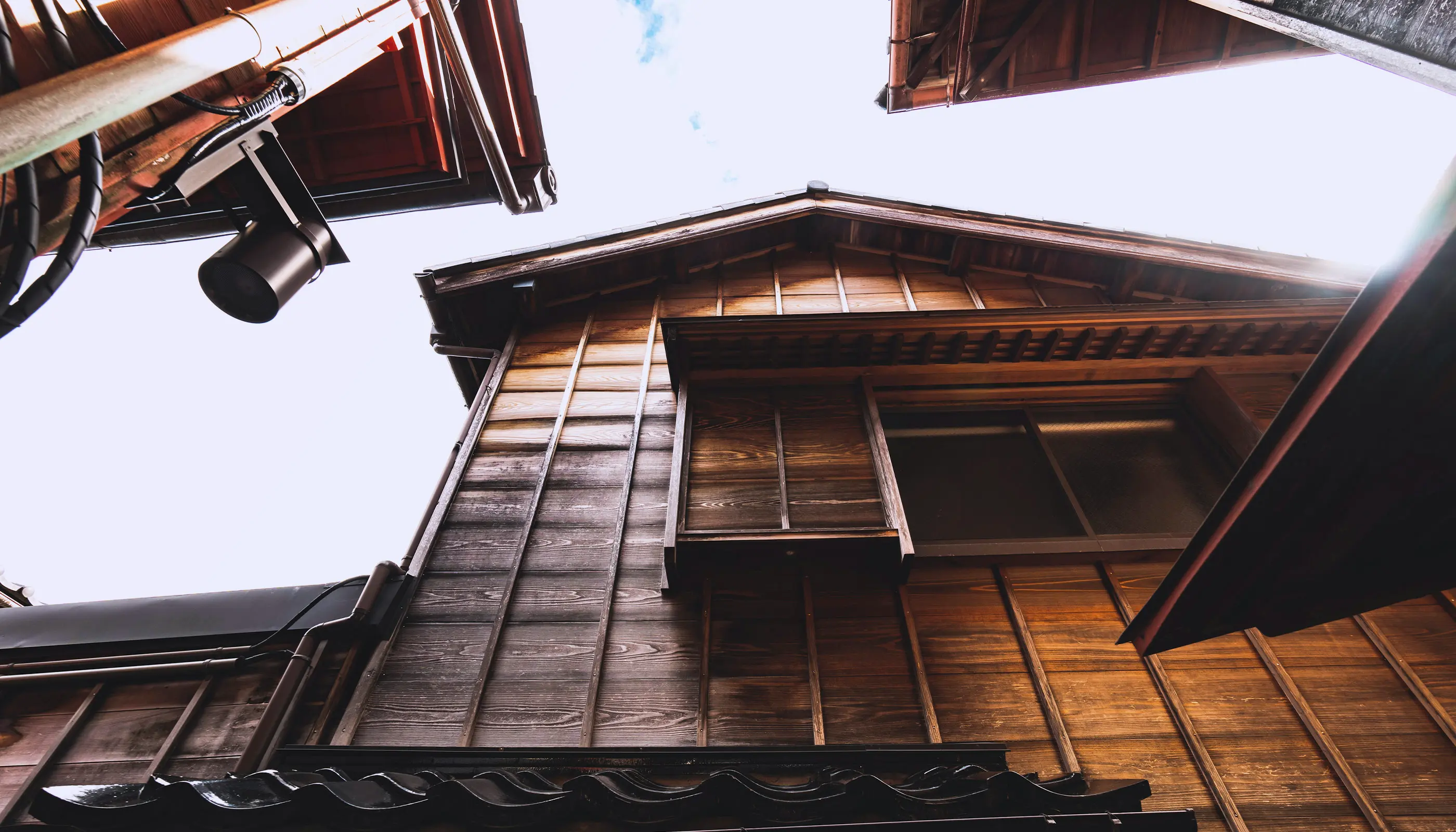 それは人を思い歴史を見つめ